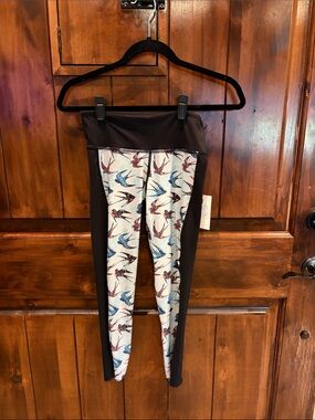 🐦 Hottie Yoga Wear Reversible Black Capris with Blue & Brown Bird Print Panel